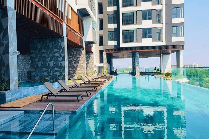 Hồ bơi tràn bờ thực tế tại căn hộ Emerald Golf View